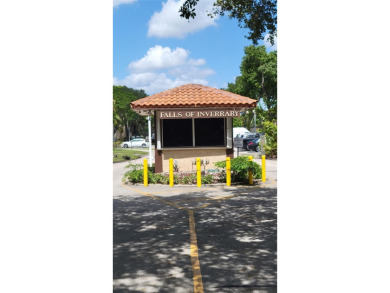 Opportunity Knocks in Inverrary! This spacious 3-bedroom, 2-bath on Inverrary Country Club in Florida - for sale on GolfHomes.com, golf home, golf lot