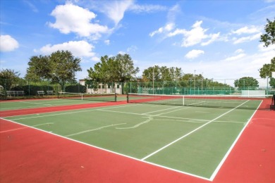 Under contract-accepting backup offers. Welcome to your next on Kings Ridge Golf Club in Florida - for sale on GolfHomes.com, golf home, golf lot