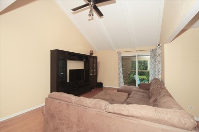 END UNIT, BACKS TO GOLF COURSE! 2 BED, 2.1 BATH TOWNHOME WITH on Palatine Hills Golf Course in Illinois - for sale on GolfHomes.com, golf home, golf lot