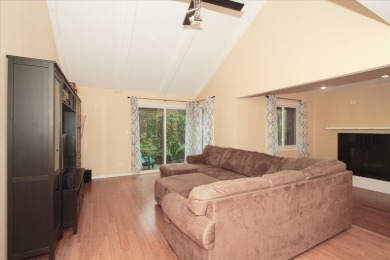 END UNIT, BACKS TO GOLF COURSE! 2 BED, 2.1 BATH TOWNHOME WITH on Palatine Hills Golf Course in Illinois - for sale on GolfHomes.com, golf home, golf lot