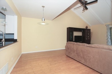 END UNIT, BACKS TO GOLF COURSE! 2 BED, 2.1 BATH TOWNHOME WITH on Palatine Hills Golf Course in Illinois - for sale on GolfHomes.com, golf home, golf lot