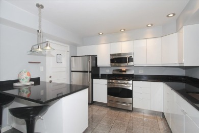 END UNIT, BACKS TO GOLF COURSE! 2 BED, 2.1 BATH TOWNHOME WITH on Palatine Hills Golf Course in Illinois - for sale on GolfHomes.com, golf home, golf lot
