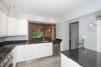 END UNIT, BACKS TO GOLF COURSE! 2 BED, 2.1 BATH TOWNHOME WITH on Palatine Hills Golf Course in Illinois - for sale on GolfHomes.com, golf home, golf lot