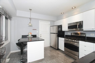 END UNIT, BACKS TO GOLF COURSE! 2 BED, 2.1 BATH TOWNHOME WITH on Palatine Hills Golf Course in Illinois - for sale on GolfHomes.com, golf home, golf lot