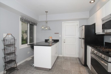 END UNIT, BACKS TO GOLF COURSE! 2 BED, 2.1 BATH TOWNHOME WITH on Palatine Hills Golf Course in Illinois - for sale on GolfHomes.com, golf home, golf lot