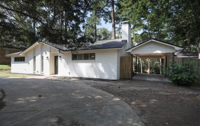 Adorable home in Hideaway Lake is waiting for you! 3 bedroom, 2 on Hide-A-Way Lake Golf Course in Texas - for sale on GolfHomes.com, golf home, golf lot