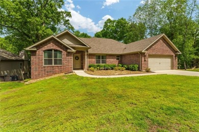 Enjoy the best of Bella Vista with this home conveniently on Bella Vista - Metfield Golf Complex and Country Club in Arkansas - for sale on GolfHomes.com, golf home, golf lot