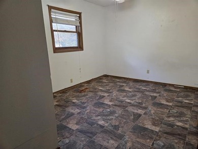 Welcome home to this inviting 3-bedroom, all-electric property on Cherokee Village South Course in Arkansas - for sale on GolfHomes.com, golf home, golf lot