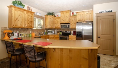 Welcome to 1910 Belknap Loop! Situated in the highly on Hunters Point Golf Club in Idaho - for sale on GolfHomes.com, golf home, golf lot