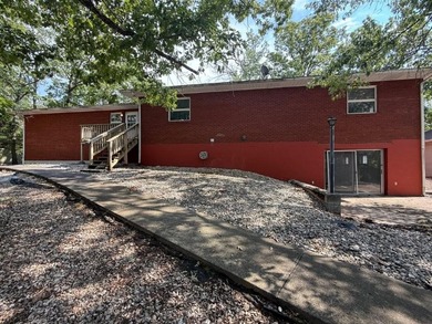 Close to the Country Club and golf course! This all-brick home on Holiday Island Golf Course in Arkansas - for sale on GolfHomes.com, golf home, golf lot