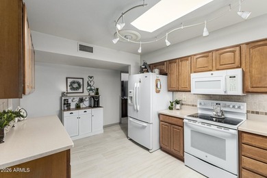 2 bed, 2 bath Sun City home with 1,659 sq ft and bonus room that on PalmBrook Country Club in Arizona - for sale on GolfHomes.com, golf home, golf lot