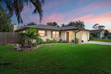 This Charming South Venice POOL home is MOVE-IN-READY with on Jacaranda West Country Club in Florida - for sale on GolfHomes.com, golf home, golf lot
