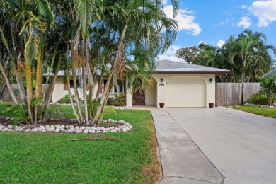 This Charming South Venice POOL home is MOVE-IN-READY with on Jacaranda West Country Club in Florida - for sale on GolfHomes.com, golf home, golf lot