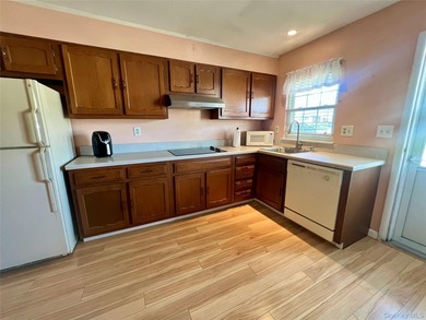 Baronet model in a great location. This condo is in excellent on Leisure Village Golf Course in New York - for sale on GolfHomes.com, golf home, golf lot