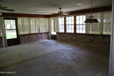 FANTASTIC HOME IN SOUTH PASCAGOULA JUST MINUTES FROM THE on Pascagoula Country Club in Mississippi - for sale on GolfHomes.com, golf home, golf lot