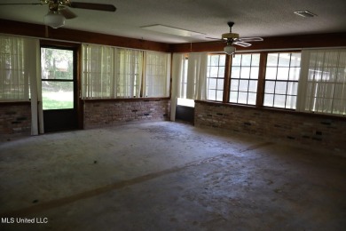 FANTASTIC HOME IN SOUTH PASCAGOULA JUST MINUTES FROM THE on Pascagoula Country Club in Mississippi - for sale on GolfHomes.com, golf home, golf lot