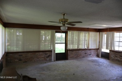 FANTASTIC HOME IN SOUTH PASCAGOULA JUST MINUTES FROM THE on Pascagoula Country Club in Mississippi - for sale on GolfHomes.com, golf home, golf lot