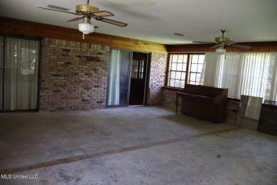 FANTASTIC HOME IN SOUTH PASCAGOULA JUST MINUTES FROM THE on Pascagoula Country Club in Mississippi - for sale on GolfHomes.com, golf home, golf lot