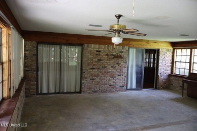 FANTASTIC HOME IN SOUTH PASCAGOULA JUST MINUTES FROM THE on Pascagoula Country Club in Mississippi - for sale on GolfHomes.com, golf home, golf lot