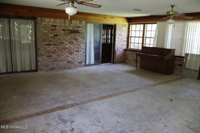FANTASTIC HOME IN SOUTH PASCAGOULA JUST MINUTES FROM THE on Pascagoula Country Club in Mississippi - for sale on GolfHomes.com, golf home, golf lot