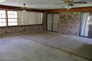 FANTASTIC HOME IN SOUTH PASCAGOULA JUST MINUTES FROM THE on Pascagoula Country Club in Mississippi - for sale on GolfHomes.com, golf home, golf lot