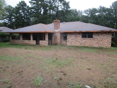 Nice 3 bedroom and 2 bath home located in the Fairway Forest on Huntington Park Golf Course in Louisiana - for sale on GolfHomes.com, golf home, golf lot