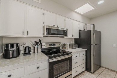 Immaculate Move-In Ready Condo/Twin Home! This beautifully on PalmBrook Country Club in Arizona - for sale on GolfHomes.com, golf home, golf lot