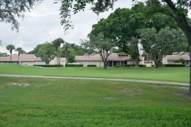 Stunning well-maintained 2 bedroom plus office/bedroom 0n large on Hunters Run Golf and Country Club in Florida - for sale on GolfHomes.com, golf home, golf lot