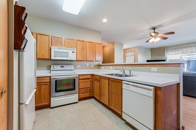 Welcome to this beautifully maintained Townhouse ranch-style on Carillon Lakes 3 Hole Course in Illinois - for sale on GolfHomes.com, golf home, golf lot