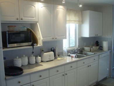 This 1973 140 sq ft. Manufactured home is a 2-bedroom 2 bath on The Club At Shenandoah Springs in California - for sale on GolfHomes.com, golf home, golf lot