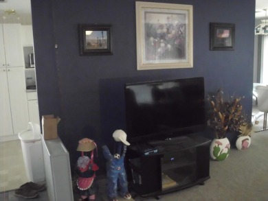 This 1973 140 sq ft. Manufactured home is a 2-bedroom 2 bath on The Club At Shenandoah Springs in California - for sale on GolfHomes.com, golf home, golf lot