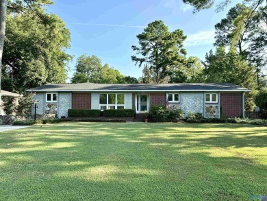 Charming bungalow at 2410 Crestview Drive SE! This 4-bedroom on Point Mallard Golf Course in Alabama - for sale on GolfHomes.com, golf home, golf lot