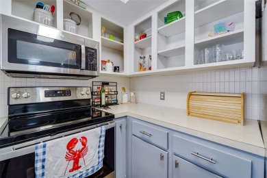 Charming 3-bedroom, 2-bath home with 1,464 sq ft of living space on Beacon Woods Golf Club in Florida - for sale on GolfHomes.com, golf home, golf lot