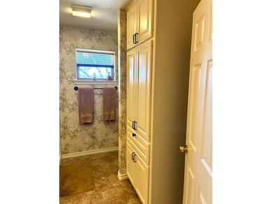 Quaint And Cozy 3 Bedroom 2 Bath Home. Vaulted Living Room on Hidden Falls Golf Club in Texas - for sale on GolfHomes.com, golf home, golf lot