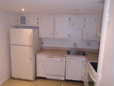 Excellent Opportunity in Inverrary! 2nd-floor 2-bedroom, 2-bath on Woodlands Country Club in Florida - for sale on GolfHomes.com, golf home, golf lot