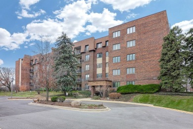 Rarely available Raintree condo with 2 bed, 2 bath + office! on Village Links of Glen Ellyn in Illinois - for sale on GolfHomes.com, golf home, golf lot