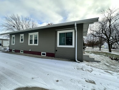 This 2 bedroom home is ready to move in.  Nice main floor plan on Cedar Pointe Golf Course in Iowa - for sale on GolfHomes.com, golf home, golf lot