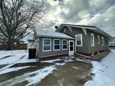 This 2 bedroom home is ready to move in.  Nice main floor plan on Cedar Pointe Golf Course in Iowa - for sale on GolfHomes.com, golf home, golf lot