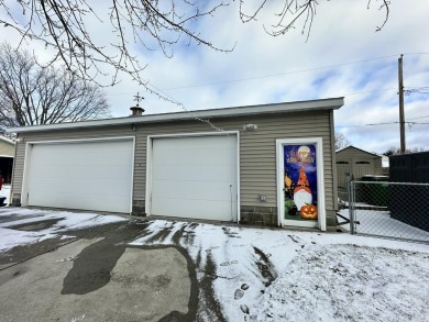 This 2 bedroom home is ready to move in.  Nice main floor plan on Cedar Pointe Golf Course in Iowa - for sale on GolfHomes.com, golf home, golf lot