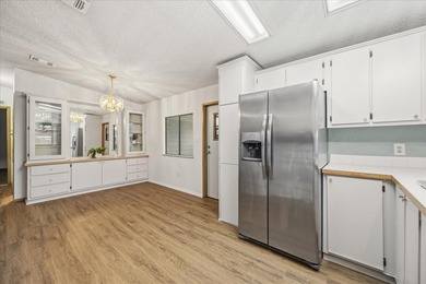 Stunning, completely remodeled 2-bedroom, 2-bathroom home with on Zellwood Station Country Club in Florida - for sale on GolfHomes.com, golf home, golf lot