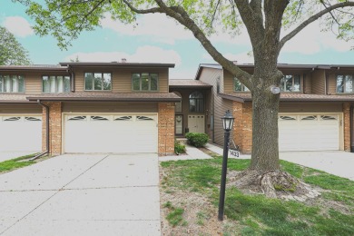 Don't miss this exceptional bright and beautiful spaious on Old Orchard Country Club in Illinois - for sale on GolfHomes.com, golf home, golf lot