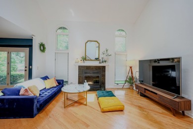 Don't miss this exceptional bright and beautiful spaious on Old Orchard Country Club in Illinois - for sale on GolfHomes.com, golf home, golf lot