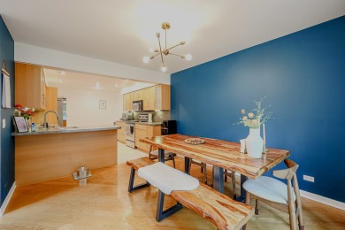Don't miss this exceptional bright and beautiful spaious on Old Orchard Country Club in Illinois - for sale on GolfHomes.com, golf home, golf lot