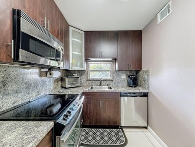 This charming 2-bed, 2-bath home features tile floors, neutral on Hollybrook Golf and Tennis Club  in Florida - for sale on GolfHomes.com, golf home, golf lot