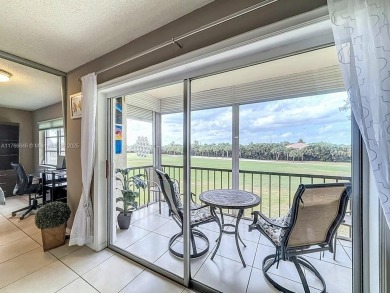 This charming 2-bed, 2-bath home features tile floors, neutral on Hollybrook Golf and Tennis Club  in Florida - for sale on GolfHomes.com, golf home, golf lot