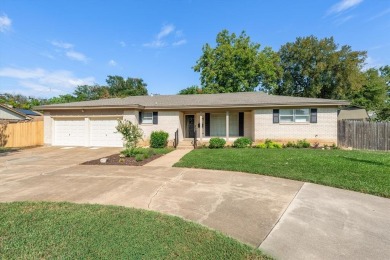 Spacious 3-2-2 ranch style house with a 300 sq ft enclosed patio on Iron Horse Golf Course in Texas - for sale on GolfHomes.com, golf home, golf lot