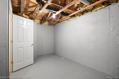 Welcome Home to Farmington Hills Living! This stylish 2-bedroom on Glen Oaks Golf Course in Michigan - for sale on GolfHomes.com, golf home, golf lot