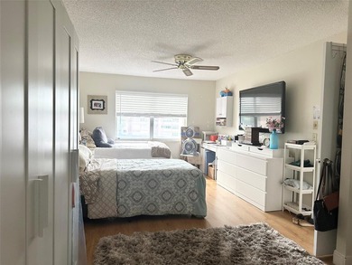 Sunrise Lakes Phase 3. A 55+Community. 1 Bed, 1.5 BathEnjoy on Sunrise Lakes Phase III in Florida - for sale on GolfHomes.com, golf home, golf lot