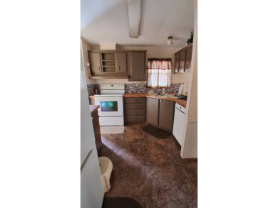Priced to sell quick! This 2 bedrooms and 2 baths home comes on Royal Wood Golf and Country Club in Florida - for sale on GolfHomes.com, golf home, golf lot