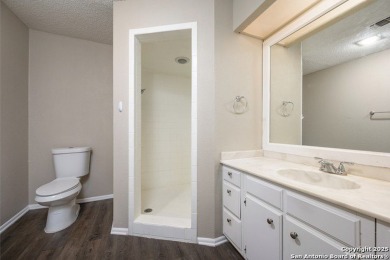 Come see this beautiful 3-bedroom, 2-bath condominium with on Oak Hills Country Club in Texas - for sale on GolfHomes.com, golf home, golf lot